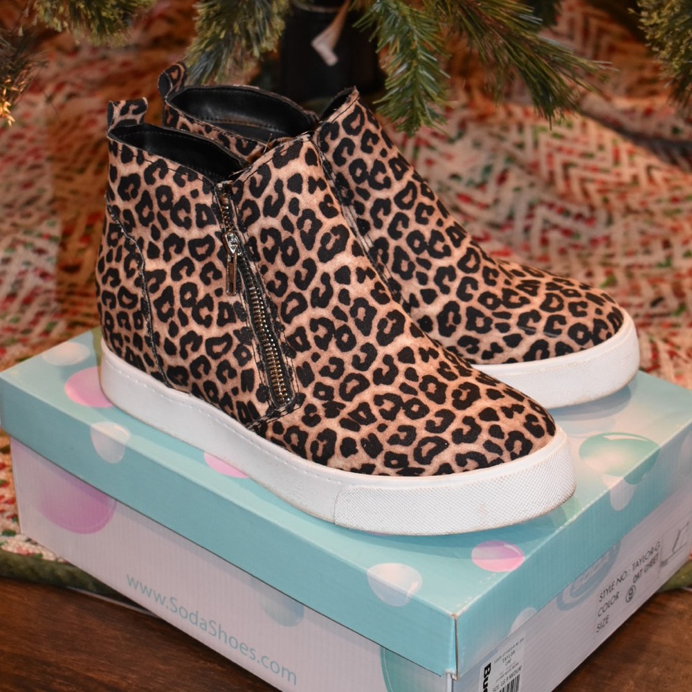 Soda Taylor-G wedge sneaker